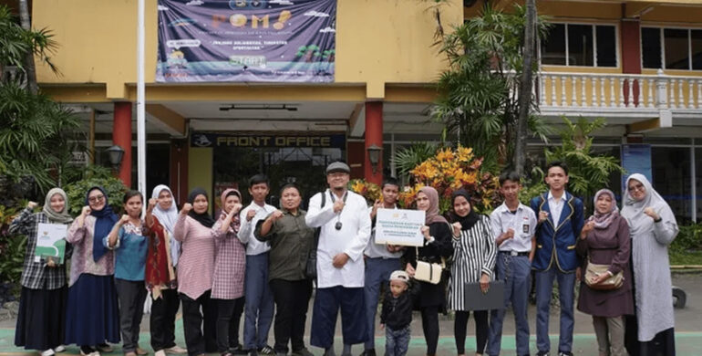 ZX DAN BAZNAS JABAR SALURKAN BANTUAN PENDIDIKAN SISWA SMK DI BANDUNG